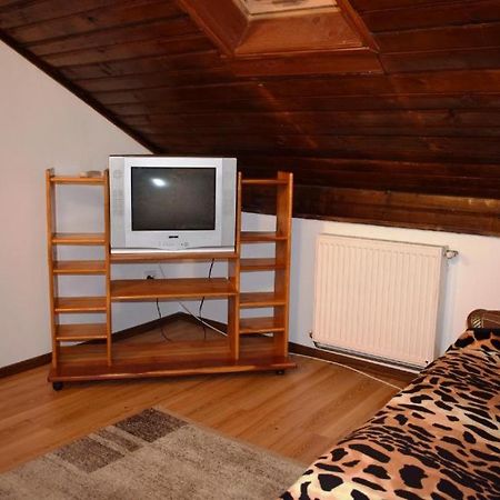 Rustic & Romantic Apartment Брашов Екстериор снимка